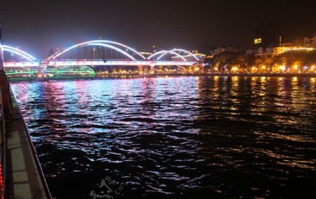 江水的桥梁图片