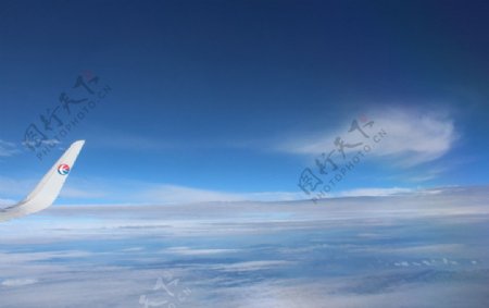 飞机上拍到的蓝天图片