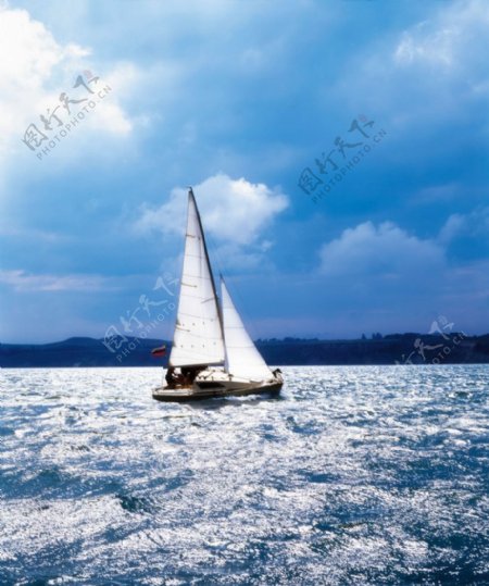 海上帆船图片