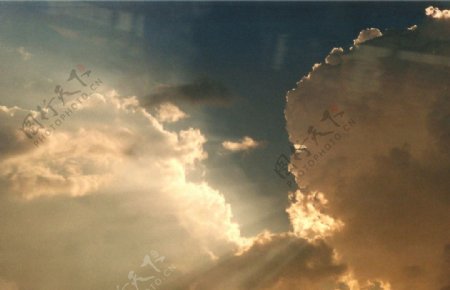 透过云层的阳光图片