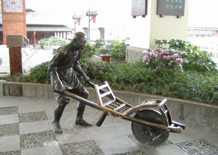 老成都民俗公园雕塑推鸡公车图片