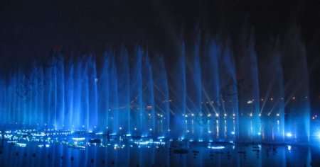夜晚美丽的喷泉图片