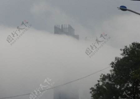 浓雾中的大楼图片