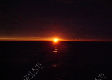 太平洋上看日落图片