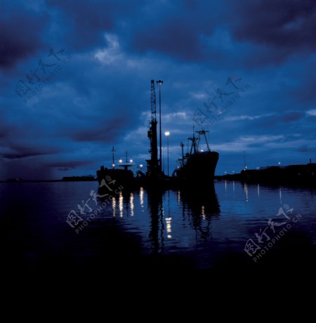 夜幕下的轮船码头图片