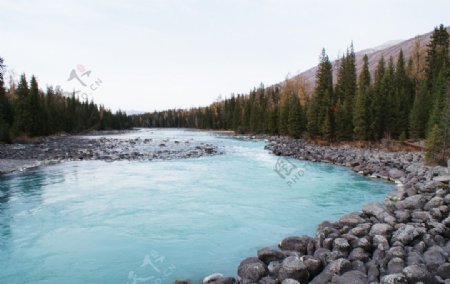 小溪流水图片