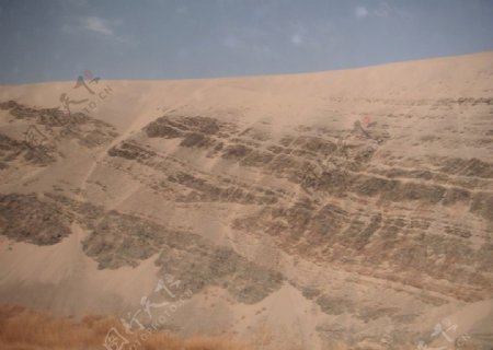 新疆沙尘盖山景图片