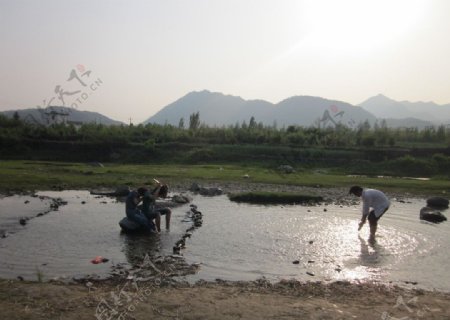 夕阳下溪水嬉戏图片