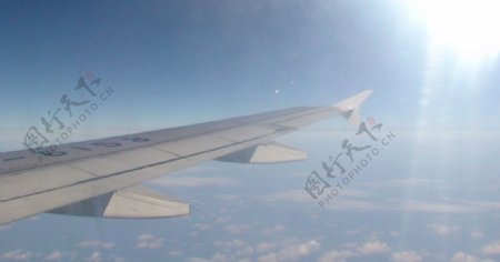 空中机翼航拍的白云图片