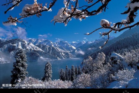 冰湖雪山图片