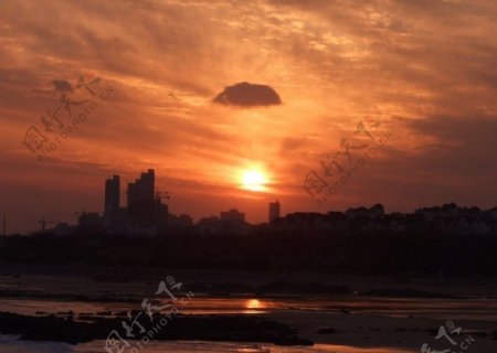 夕阳彩云图片