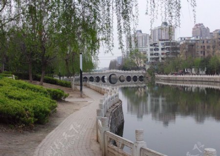 城河公园图片