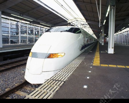 白色动力火车图片