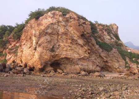 海边风化岩图片