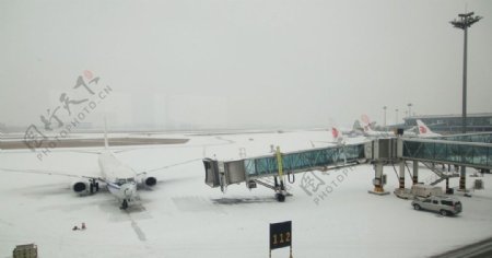 机场雪景图片