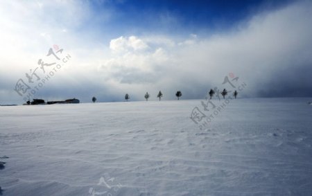 白雪覆盖的山冈图片