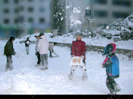 雪中孩童图片