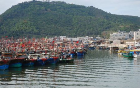 三亚海边渔船图片