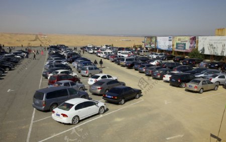 内蒙古响沙湾沙漠旅游景区的停车场图片