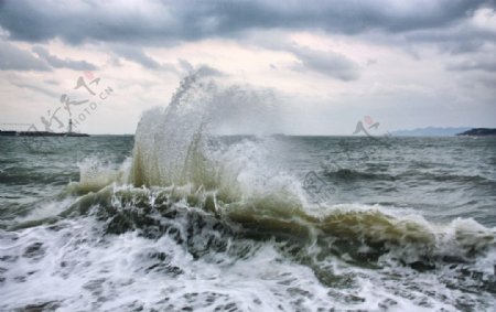 海上翻起的海浪图片