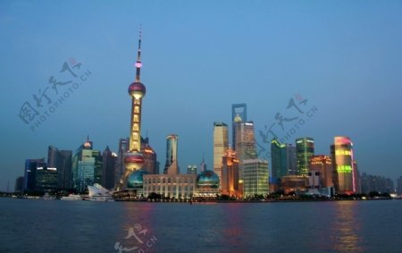 黄昏的上海东方明珠电视塔图片