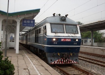 T34次列车停靠杨柳青站图片