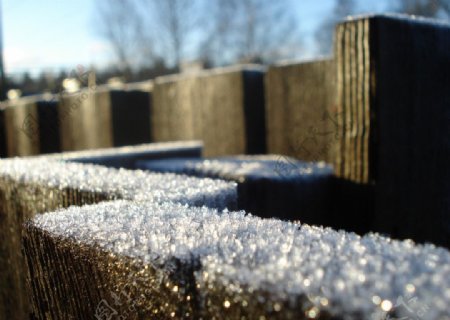 木栅栏上的雪粒图片
