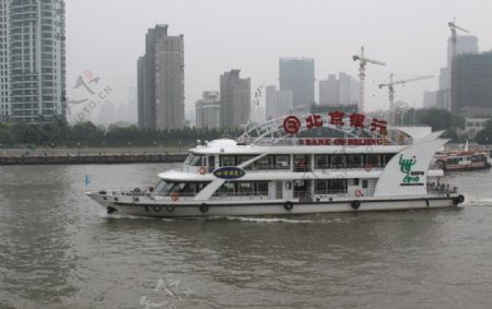 黄浦江中船图片