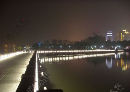 湖中夜景图片