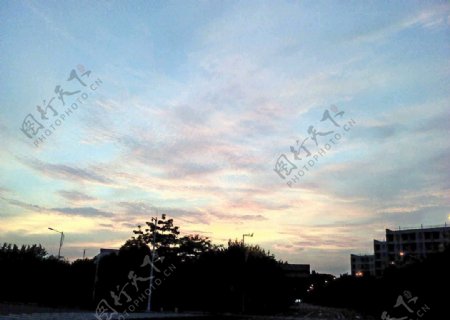广州大学城晚霞艳满天空图片