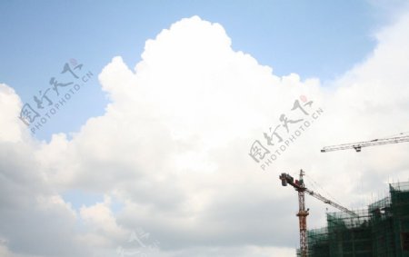 建筑工地上方的朵朵白云图片