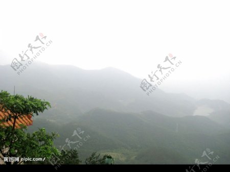 蒙胧的山景图片