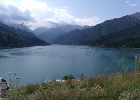 新疆天池湖水山水图片
