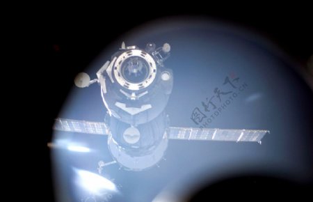 联盟TMA3号太空船飞离国际空间站图片