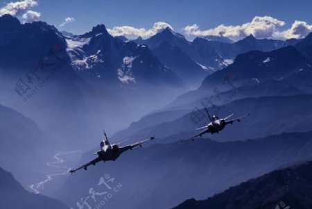 飞机山脉飞行蓝天白云军事武器科技图片摄影图片