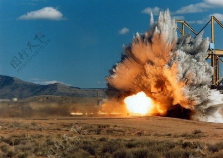 F4战斗机撞击爆炸图片