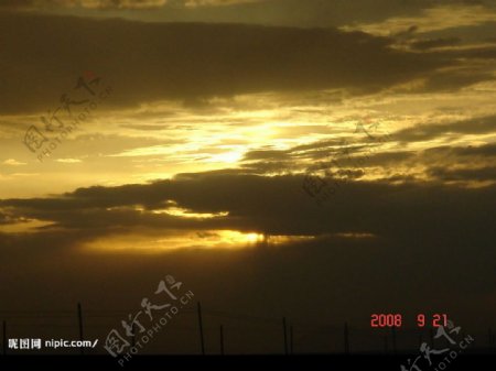 新疆戈壁滩的晚霞图片