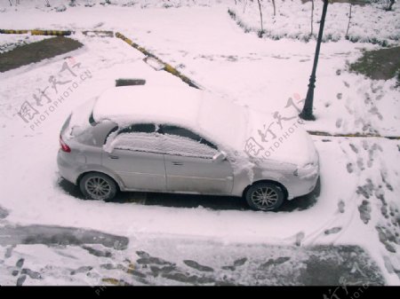 被雪覆盖的车图片