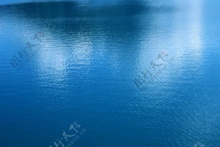 平静的水面水波图片
