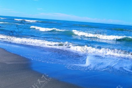 蓝天下的沙滩图片