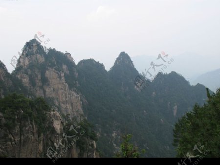 山顶险峰图片