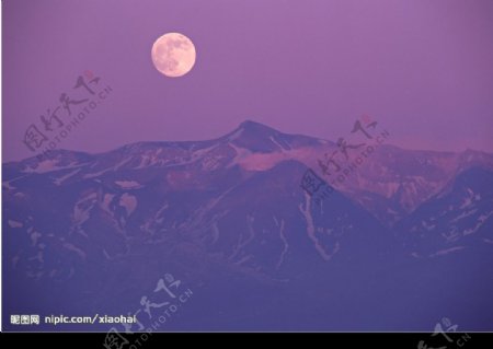 月光下雪山图片