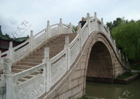 白拱桥图片