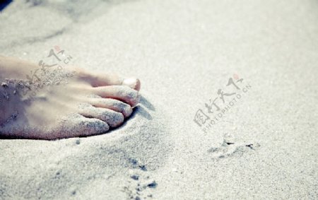 唯美沙滩脚丫图片
