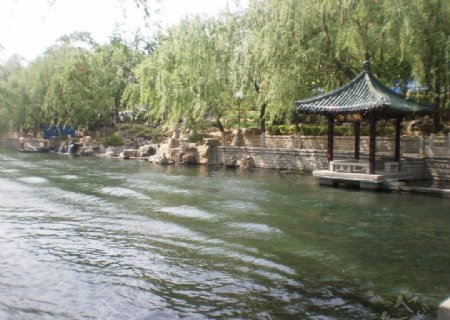 护城河泉水图片