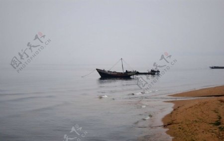 湖边渔船图片
