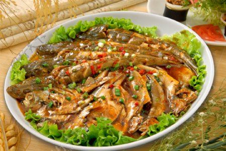 海杂鱼炖豆腐红烧图片