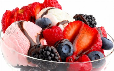 草莓水果硬冰冰淇淋图片