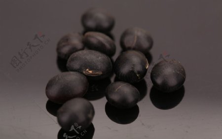 五谷杂粮黑豆摄影反光图片