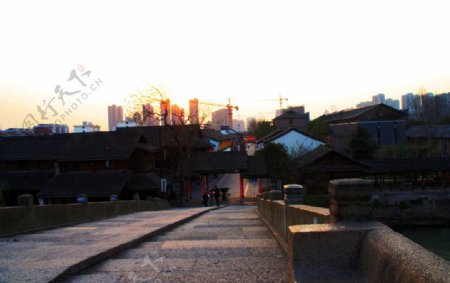 夕阳下的拱宸桥图片